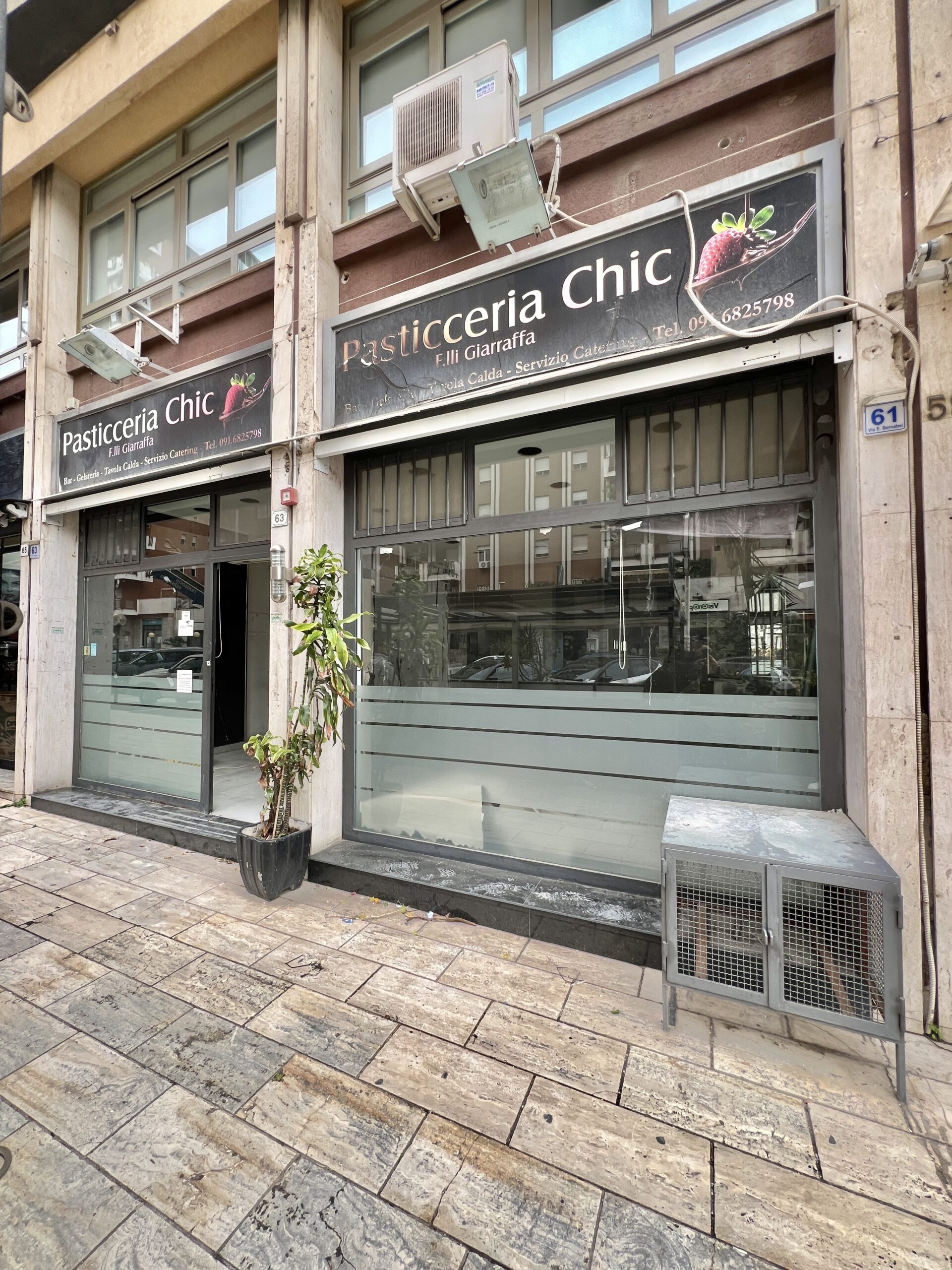Locale commerciale (C/1) in Via Ercole Bernabei 61/63
